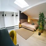 Capstay -